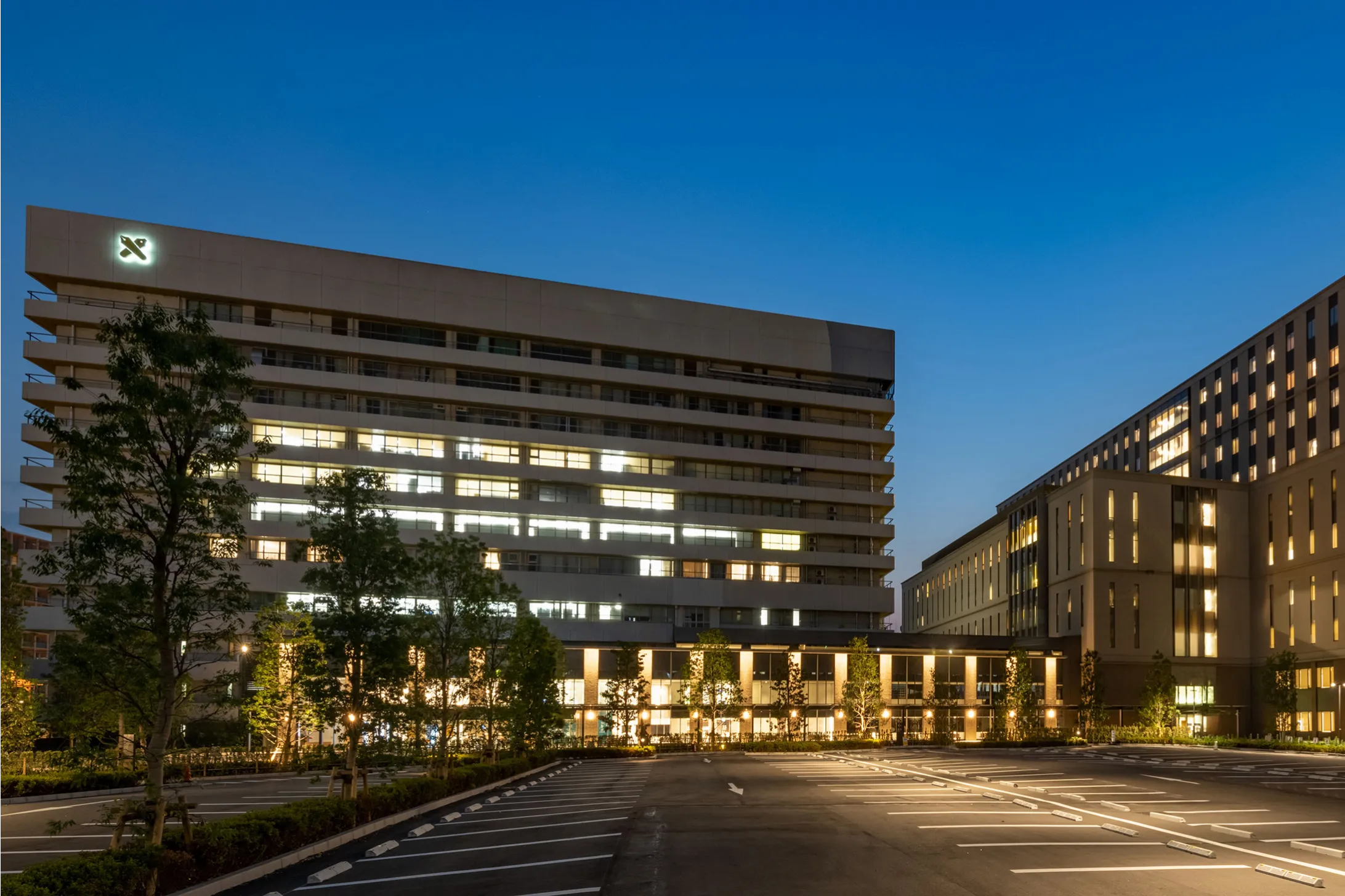 夜の病院の外観